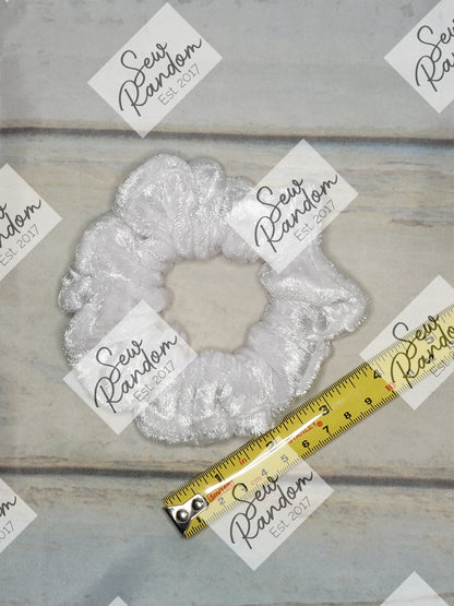 WHITE VELVET SCRUNCHIE