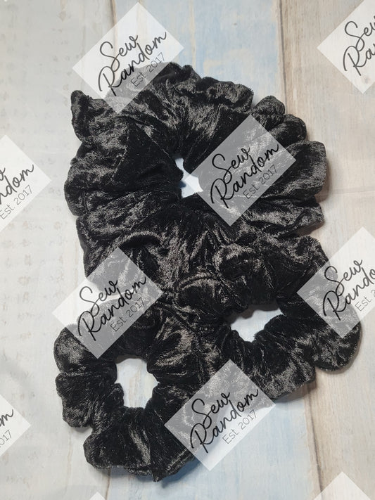 BLACK VELVET SCRUNCHIE