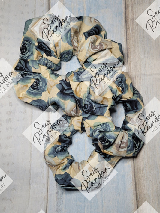 BLUE ROSES SCRUNCHIE