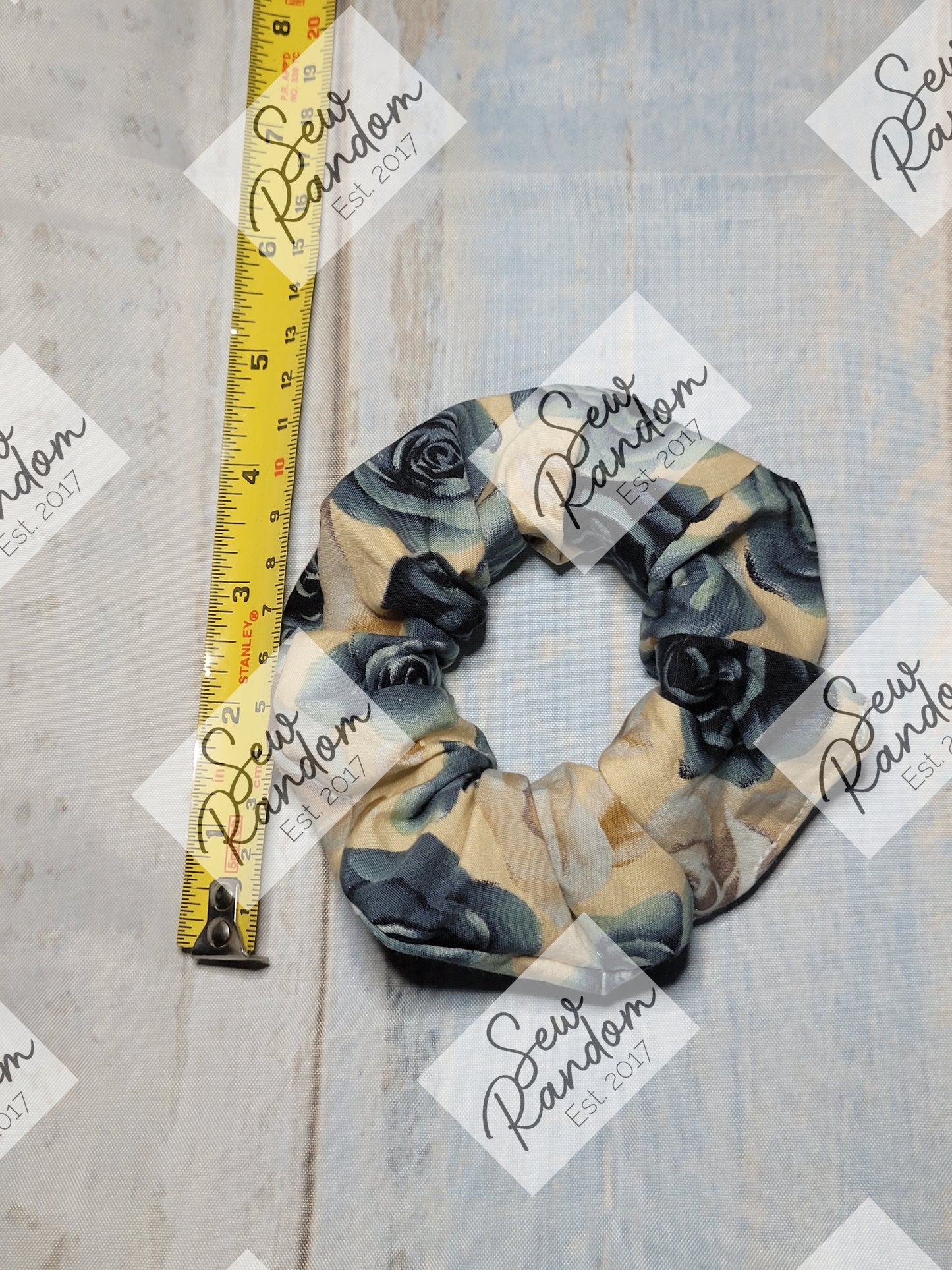 BLUE ROSES SCRUNCHIE