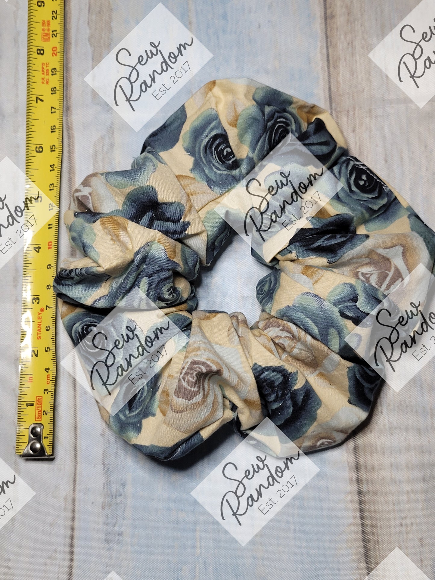 BLUE ROSES SCRUNCHIE