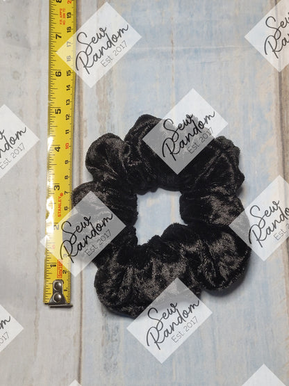 BLACK VELVET SCRUNCHIE