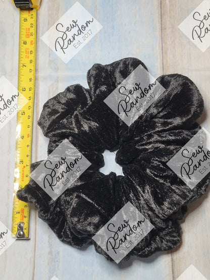 BLACK VELVET SCRUNCHIE