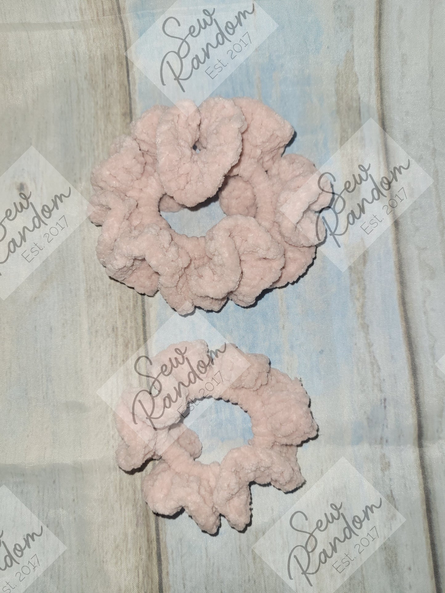 CROCHET SCRUNCHIE - PALE ROSE